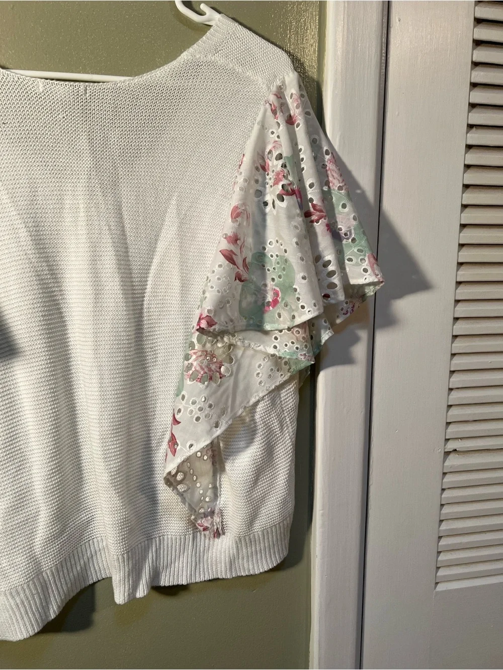 Cato Women’s Plus Sz 22/24 Sweater V-Neck Short Flutter Sleeve White Pink Eyelet